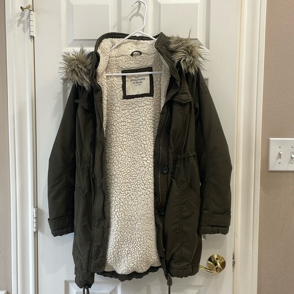 Abercrombie & Fitch Green Women’s Sherpa lined parka.